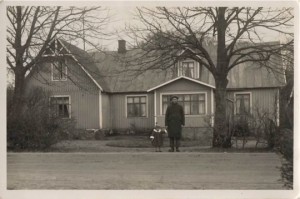 Olstorps kyrkohemman 1932. Ulla Hallgren och drängen Alix Pettersson