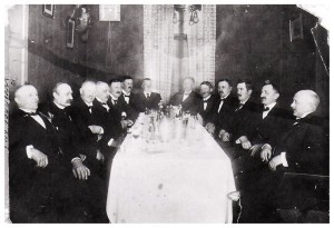 Prominenta herrar samlade till möte 1916 för att ta beslut om att förse Förslöv med el och bilda "Förslövs andelselektriska förening".