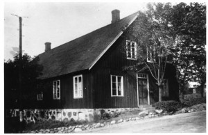 Ålderdomshemmet som allmänt kallades "fattighuset" låg intill kommunalhuset. Revs 1930.