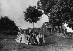 Vid Håkanssons torp 1930. Jennys dotter, Selmas syster Jenny, Selma, sonen Allan, sonen Anders.