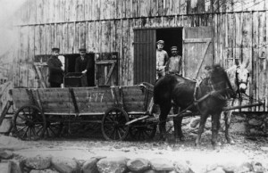 Vid stärkelsefabriken. Johannes Pålsson Segelstorp, Per Pålsson ägare, Arvid Gudmundsson Karstorp, Axel Pettersson Förslöv.